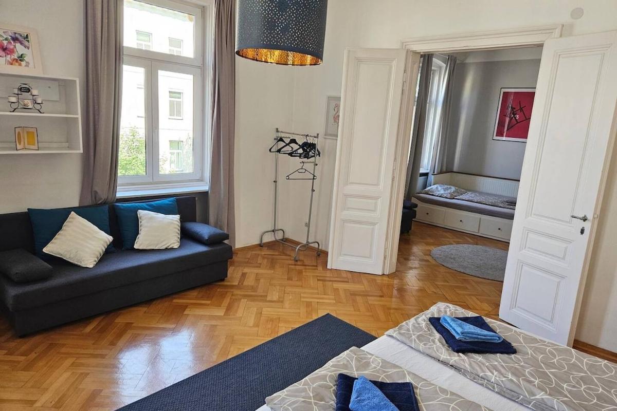 At Westbahnhof I Close To Shopping Street & Metro Apartamento *
