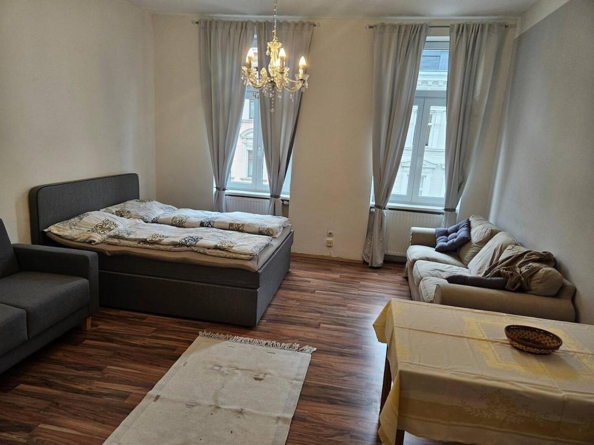 At Westbahnhof I Close To Shopping Street & Metro Apartamento *